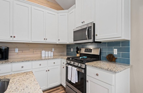 Rockport House | Five Oaks Cottage | Covered Porch + Close to Pier & Beach!
