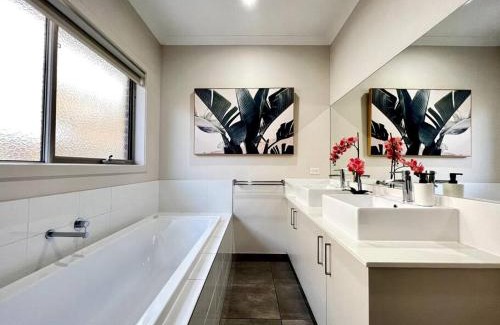 Point Cook Villa | five-room house next to the park16