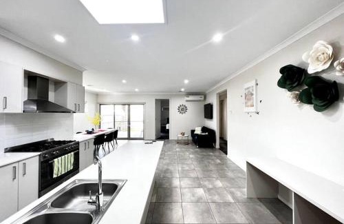 Point Cook Villa | five-room house next to the park16