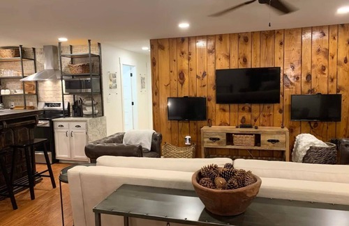 Mount Vernon House | Five-Star Historic Boyd Harvey Carriage House by RedAwning