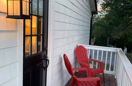 Mount Vernon House | Five-Star Historic Boyd Harvey Carriage House by RedAwning