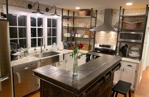 Mount Vernon House | Five-star Historic Boyd Harvey Carriage House 2 Bedroom Home by RedAwning