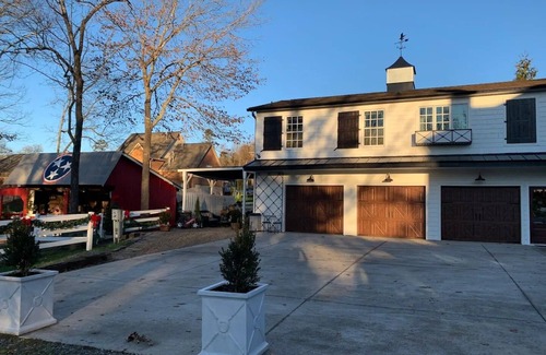 Mount Vernon House | Five-star Historic Boyd Harvey Carriage House 2 Bedroom Home by RedAwning