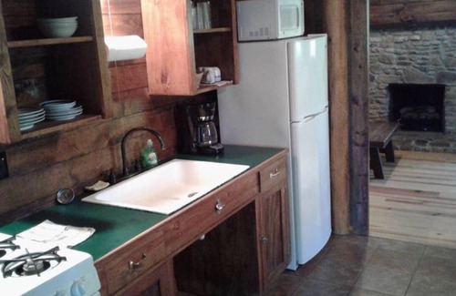 Hot Springs Cabin | FIVE POINTS~LAKE HAMILTON: Cabin#B ~ 1BR w/2 Queen Beds, Futon in LR, Full Kitchen, Breakfast "Fixins" Provided, Handicap Accessible w/Wheelchair Ramp