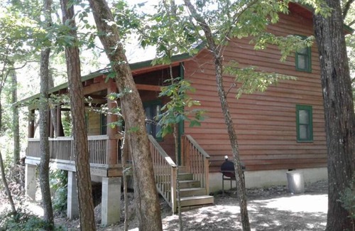 Hot Springs Cabin | FIVE POINTS~LAKE HAMILTON: Cabin#E ~ 2 Story, 3BR w/Queen Beds, Futons in LR & Loft, Full Kitchen, Breakfast "Fixins" Provided, 2 Baths (Upstairs has Jetted Tub), Large Covered Porch, Right by the Water
