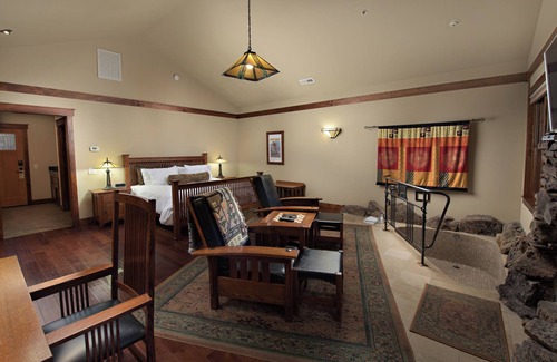 Sisters Hotel | FivePine Lodge & Cabins - Romance Cabin