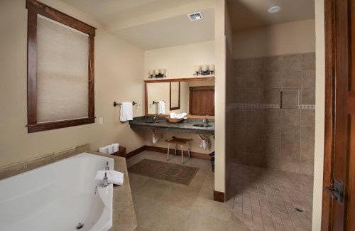 Sisters Hotel | FivePine Lodge
