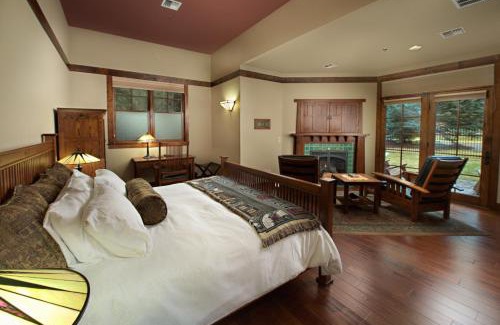 Sisters Hotel | FivePine Lodge