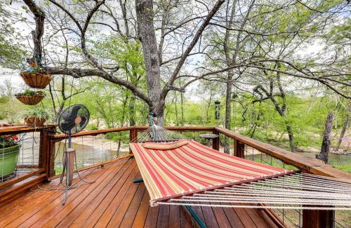 Caddo Gap House | Flag Hole Riverfront Cabin Near Local Attractions!