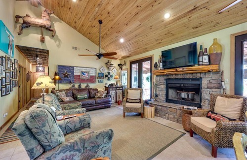 Caddo Gap House | Flag Hole Riverfront Cabin Near Local Attractions!