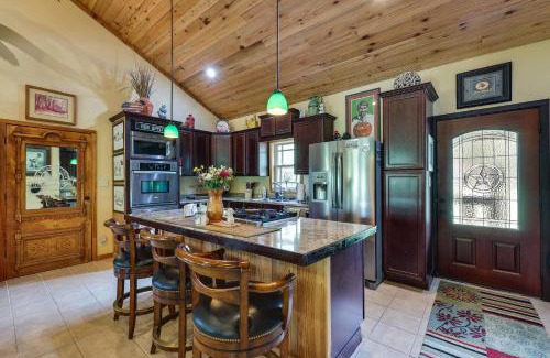 Caddo Gap House | Flag Hole Riverfront Cabin Near Local Attractions!