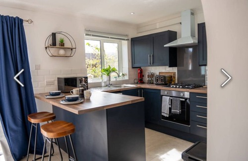 Great Linford House | Flamingo short Let’s Neath Hill 4 Bed 4 Bath