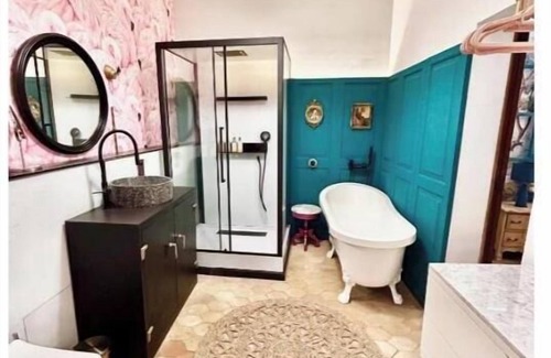 La Llotja-Born Bed & Breakfast | Flamingo Suite - DOG Admiral Urban Guest House