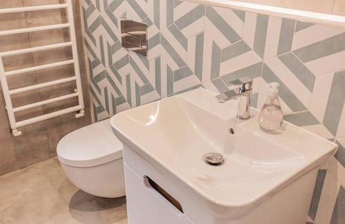 Cowley Apartment | Flat 3, 161 Crescent Road - Luxury Apartment