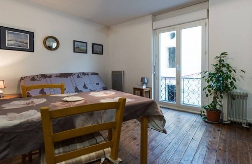 Blaye Apartment | Flat & balcony center Blaye