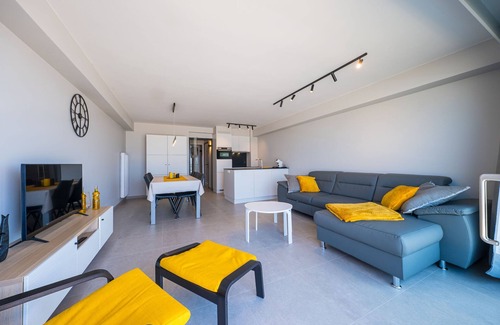 Middelkerke Apartment | Flat by the Seafront with Terrace Views