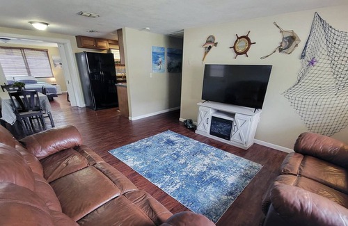 Pine Ridge House | Flat Rate✰Entire Home, Fully Equipped✰1 King BR✰1 Queen BR✰ 2 Twin Beds
