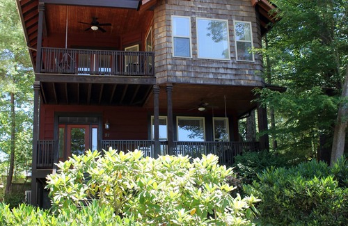 Flat Rock House | Flat Rock Cottage on Beautiful Highland Lake