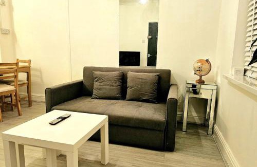 Bridgend Apartment | Flat - Sleeps 4 - WiFi