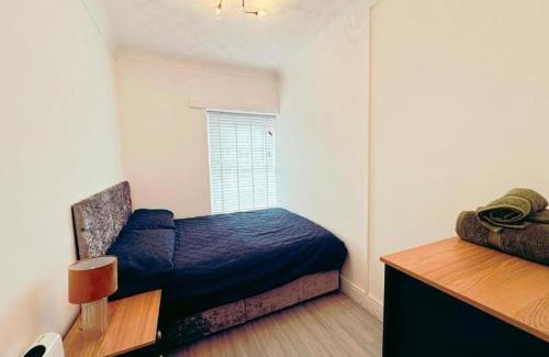 Bridgend Apartment | Flat - Sleeps 4 - WiFi