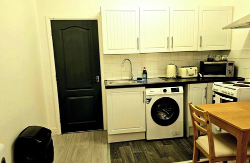 Bridgend Apartment | Flat - Sleeps 4 - WiFi