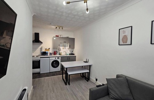 Bridgend Apartment | Flat - Sleeps 4 - WiFi