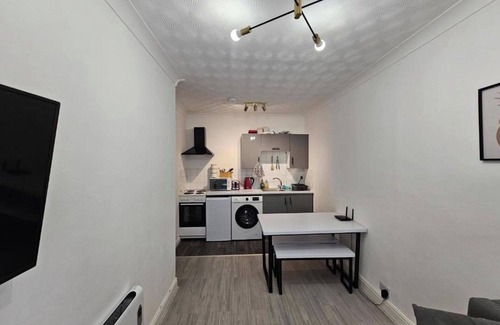 Bridgend Apartment | Flat - Sleeps 4 - WiFi