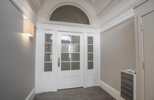 West End Apartment | Flat with Majestic views in West End Wonderland
