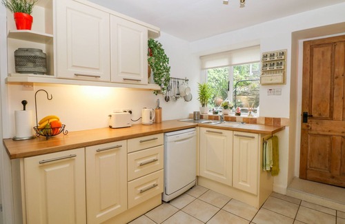 Holmfirth Cottage | FLEECE COTTAGE, pet friendly, with a garden in Holme, West Yorkshire