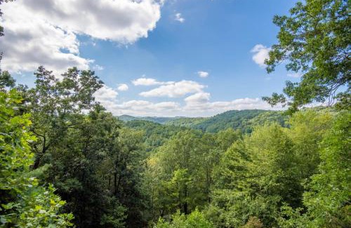 Fleetwood House | Fleetwood Falls - VIEWS - Lake and New River Access - Close to Todd & Boone - 30 Min to Skiing