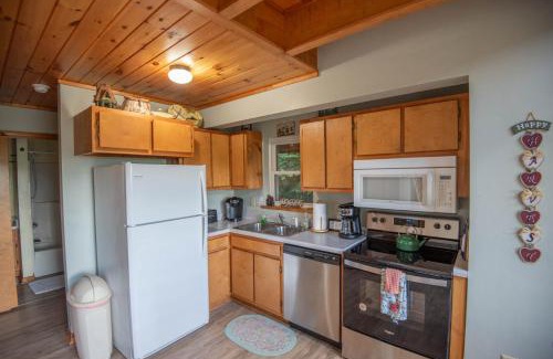 Fleetwood House | Fleetwood Falls - VIEWS - Lake and New River Access - Close to Todd & Boone - 30 Min to Skiing