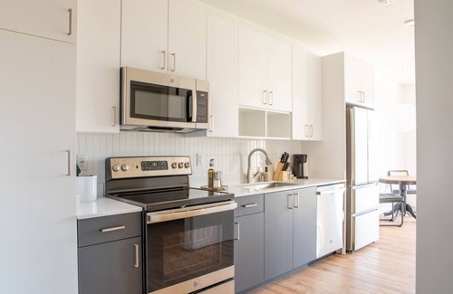 Yankee Hill Apartment | Flexhome East Side 1BR NO3 - Balcony+Pool+Gym
