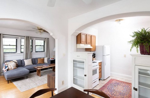 Milwaukee Apartment | Flexhome East Side Vintage 2BR B1