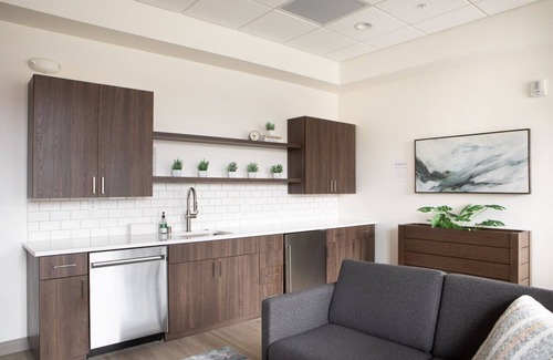 Shorewood Apartment | Flexhome Shorewood 1BR A3 - Gym+Balcony