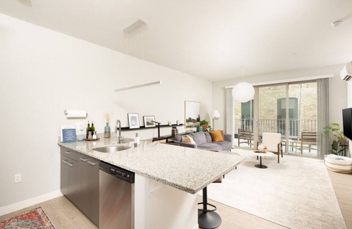 Fifth Ward Apartment | Flexhome Walker's Point 1BR Q2