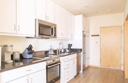 Fifth Ward Apartment | Flexhome Walker's Point 2BR T3 - Gym+Balcony