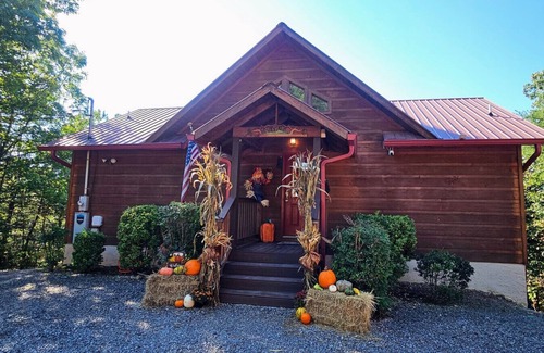Gatlinburg - Pigeon Forge Cabin | Flexible Cancellation! Storyteller Cabin Deck Firepit dog friendly!