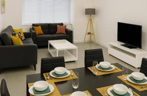 Leavesden House | Flexistay hub at Potter studios (Double Room with Private Bathroom)