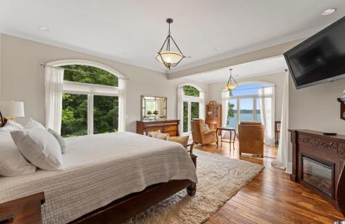 Mooresville House | Flip Flop Therapy by AvantStay Lakefront Home w Game Room Dock Access
