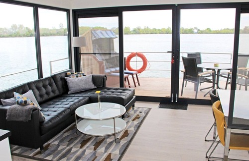 Vynen House | Floating 44 in Xanten - Boot 5 - Floating 44 Komfortable Hausboote bei Xanten mit Tollem Seeblick