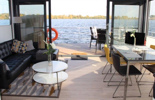 Vynen House | Floating 44 in Xanten - Boot 5 - Floating 44 Komfortable Hausboote bei Xanten mit Tollem Seeblick