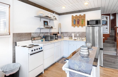 Bayview Boat Rental | Floating Home on the Lake W/Direct Lake Access, Free WiFi and Full Kitchen