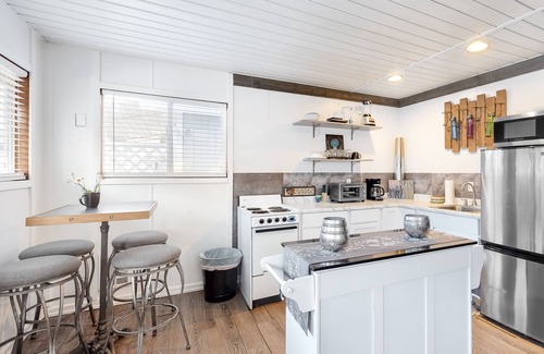 Bayview Boat Rental | Floating Home on the Lake W/Direct Lake Access, Free WiFi and Full Kitchen