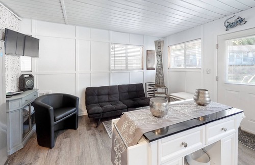 Bayview Boat Rental | Floating Home on the Lake W/Direct Lake Access, Free WiFi and Full Kitchen