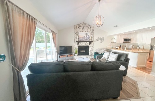 Southside House | ~Floating Leaf Sleeps 8 Heated Pool & Shade~