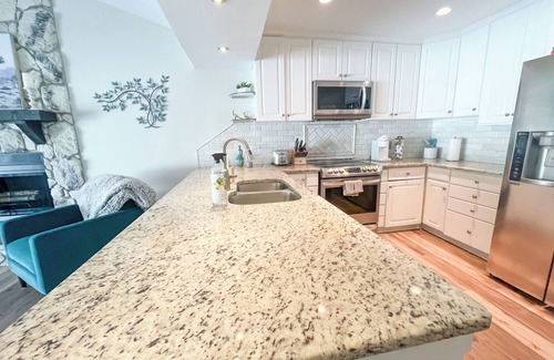 Southside House | ~Floating Leaf Sleeps 8 Heated Pool & Shade~
