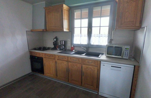 Sainte-Cecile-Plage Apartment | Floor of a detached house, near the beach