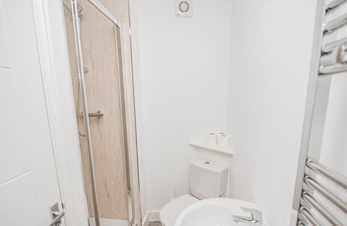 Doncaster Apartment | Florence Avenue - Newly refurbished 1 bed apartment 5mins from Amazon distribution centre and Don...