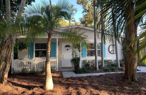 Central Naples House | Florida bungalow with loads of charm in tropical and private setting.