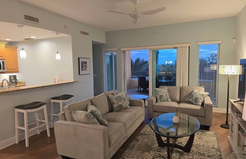 Palmetto Condo | Florida Gulf Coast 3-bedroom, 2-bathroom deluxe condominium, near beaches.